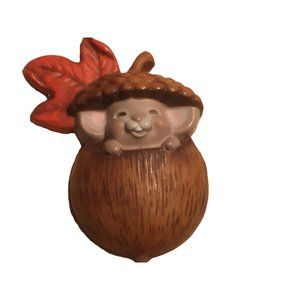 Hallmark Mouse in Acorn 1985 Fall Thanksgiving Plastic Brooch Pin